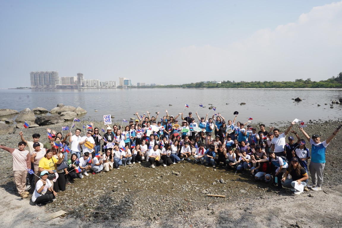 Australia Awards alumni come together for coastal cleanup Image